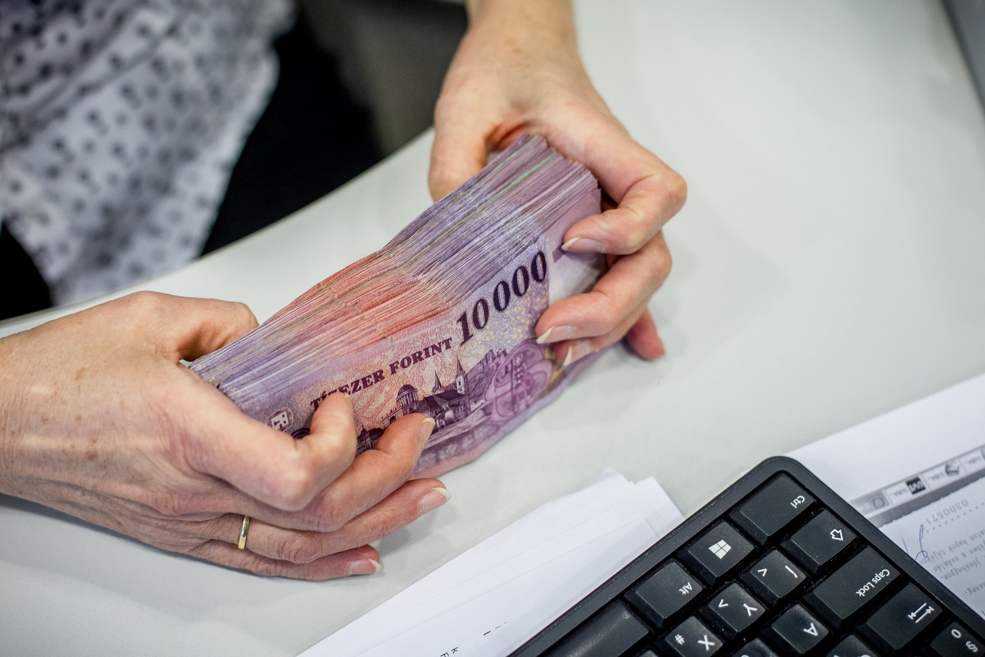 Vegyesen alakult hétfő reggelre a forint árfolyama