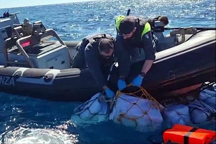 Tonnányi kokain hánykolódott a tengeren