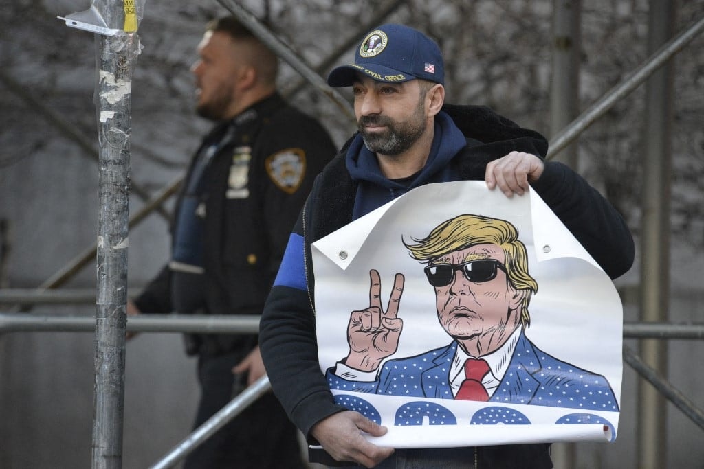 A korábban őrizetbe vett Donald Trump elhagyta a bíróság épületét