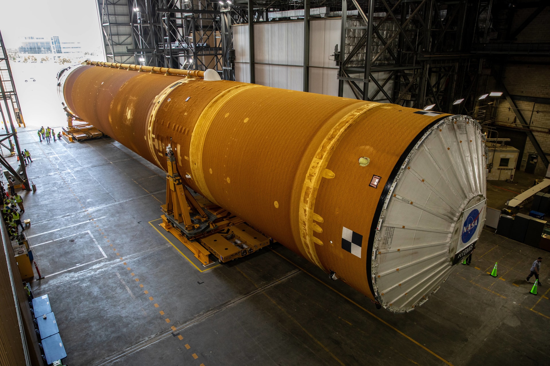 Összeszerelik a NASA rakétáját, ami a Holdra juttatná az emberiséget – VIDEÓ