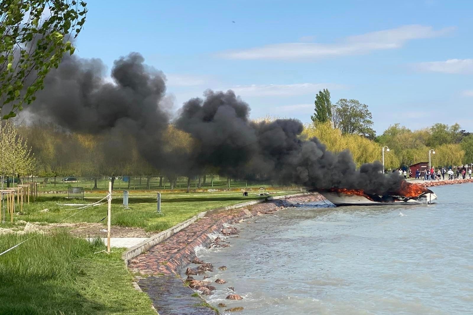 Kigyulladt egy hajó a Balatonon, hatalmas lángokkal égett