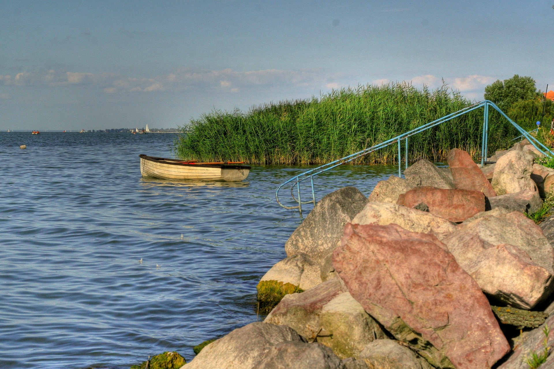 Már vígan csobbanhatnak a Balatonban a bátrabbak