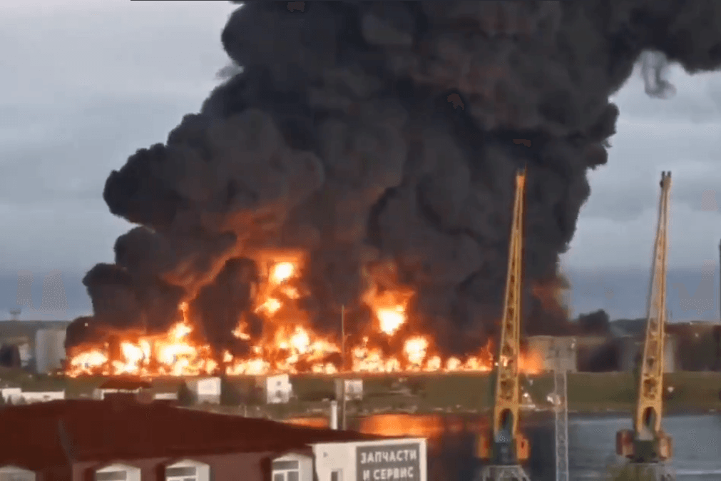 Óriási lángokkal égnek lőporos raktárak Ukrajnában – VIDEÓ