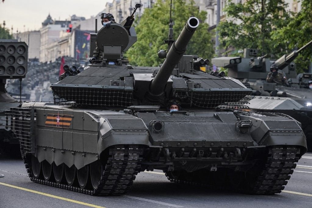 Videón, ahogy az orosz T–90-es harckocsi találkozott ukrán kamikaze drónnal