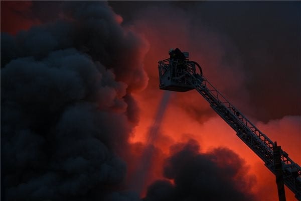 Kigyulladt egy ezer négyzetméter alapterületű csarnok Sopronban