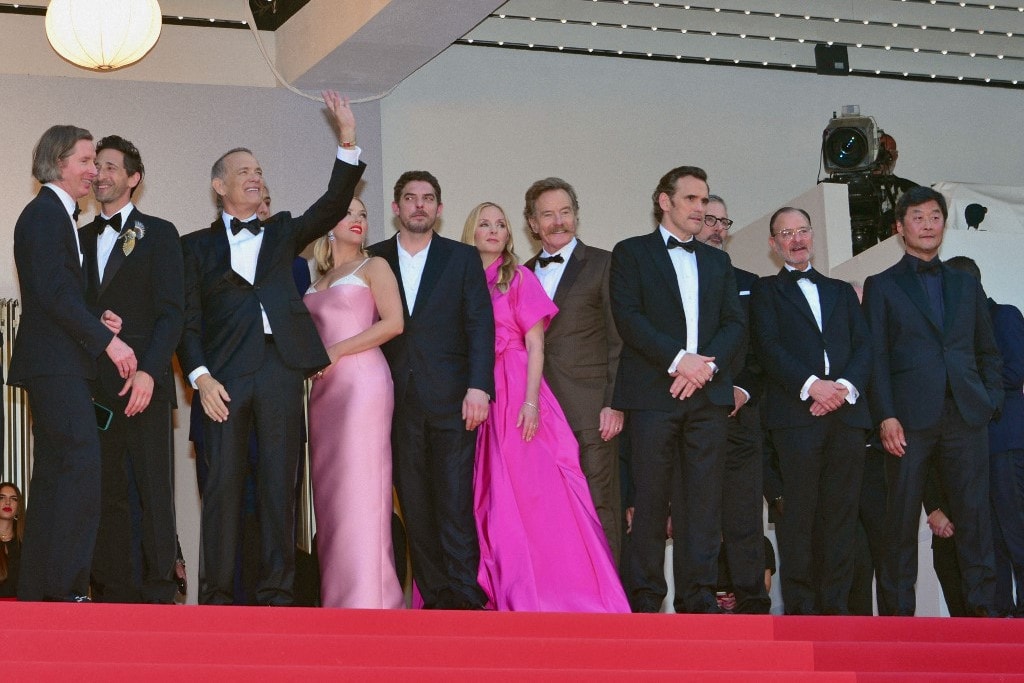 Busszal érkeztek a vörös szőnyeghez Wes Anderson filmjének hollywoodi sztárjai