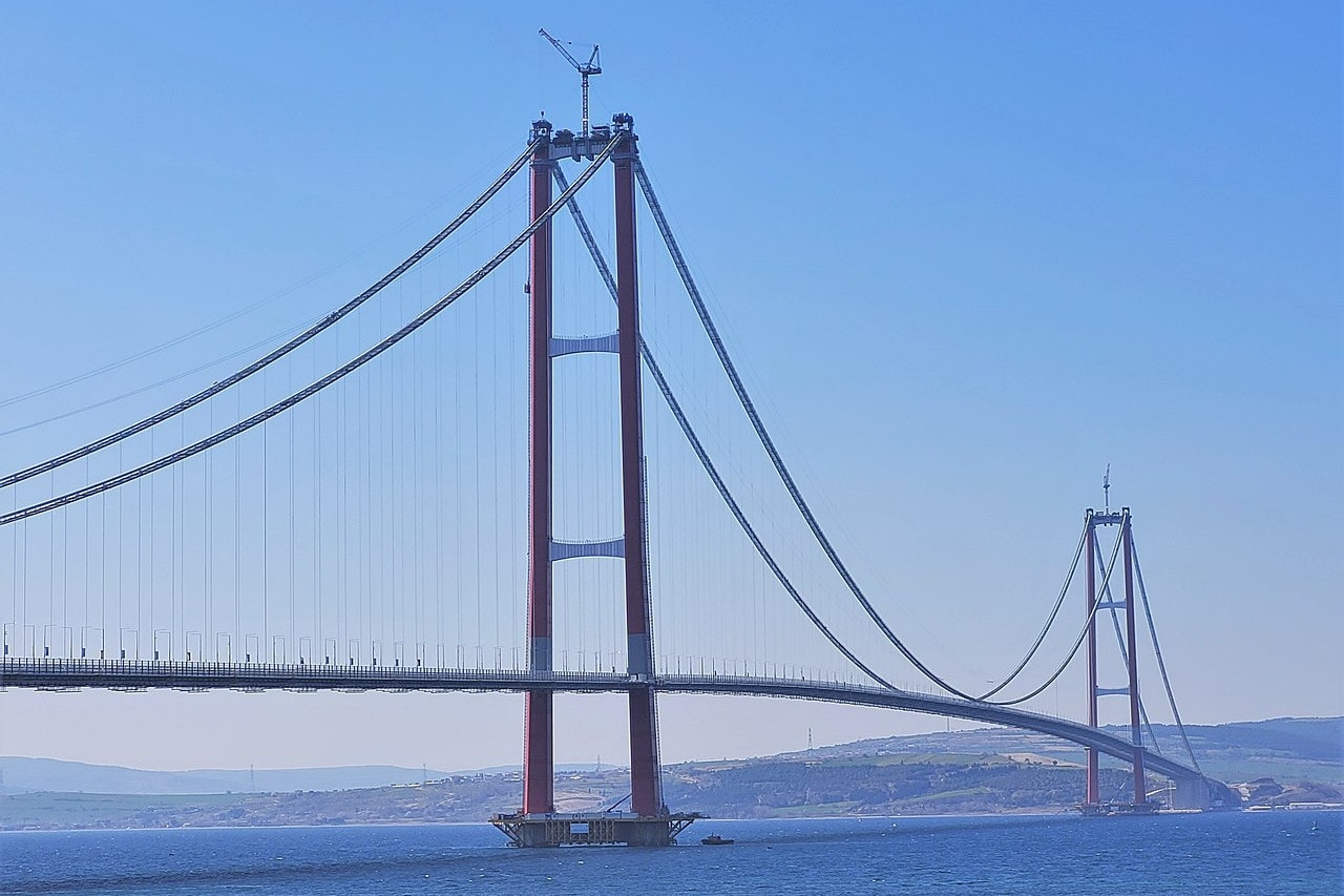 Három kilométeres függőhíddal kötnék össze Szicíliát az olasz szárazfölddel