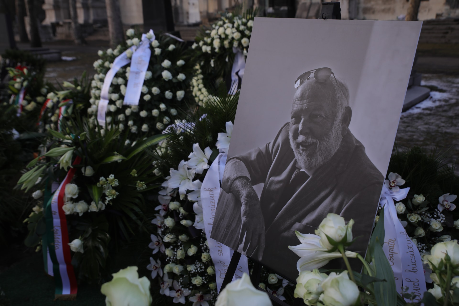 Senki nem jár Andy Vajna sírjához
