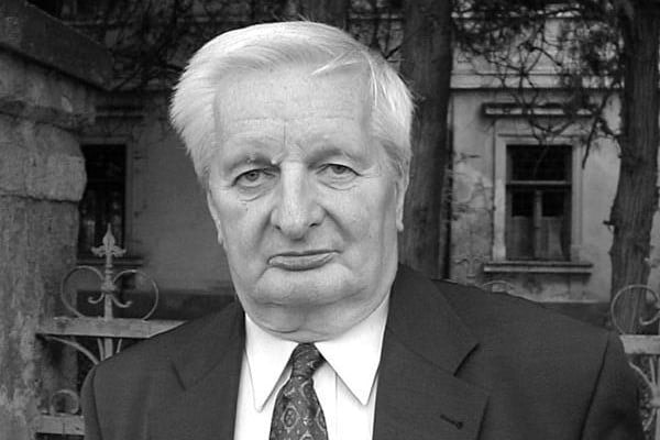 Meghalt Pomogáts Béla író, irodalomtörténész