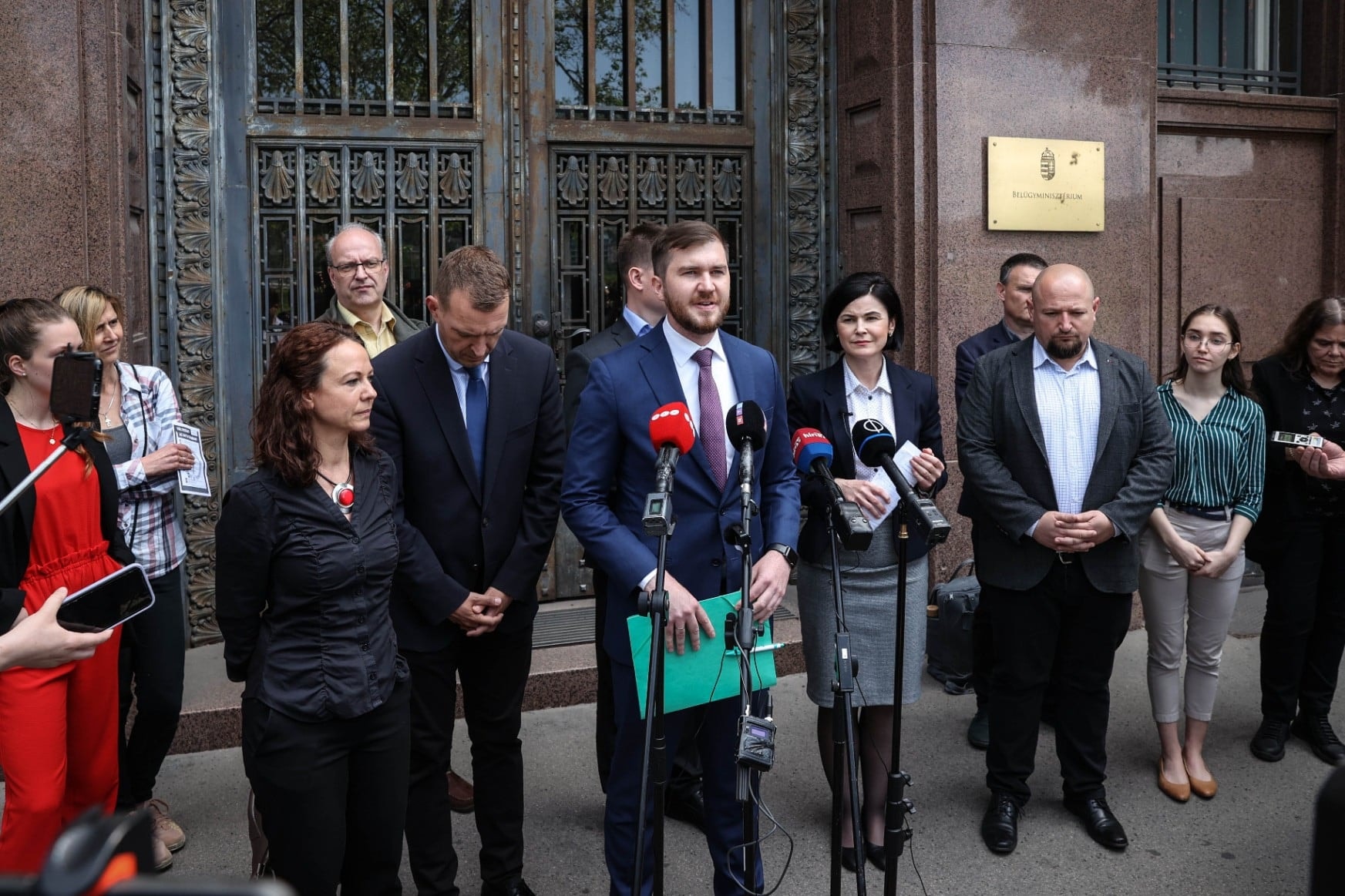 Fidesz: A pedagógusbér-emelést akadályozó baloldal ma is csak balhézni ment, nem egyeztetni