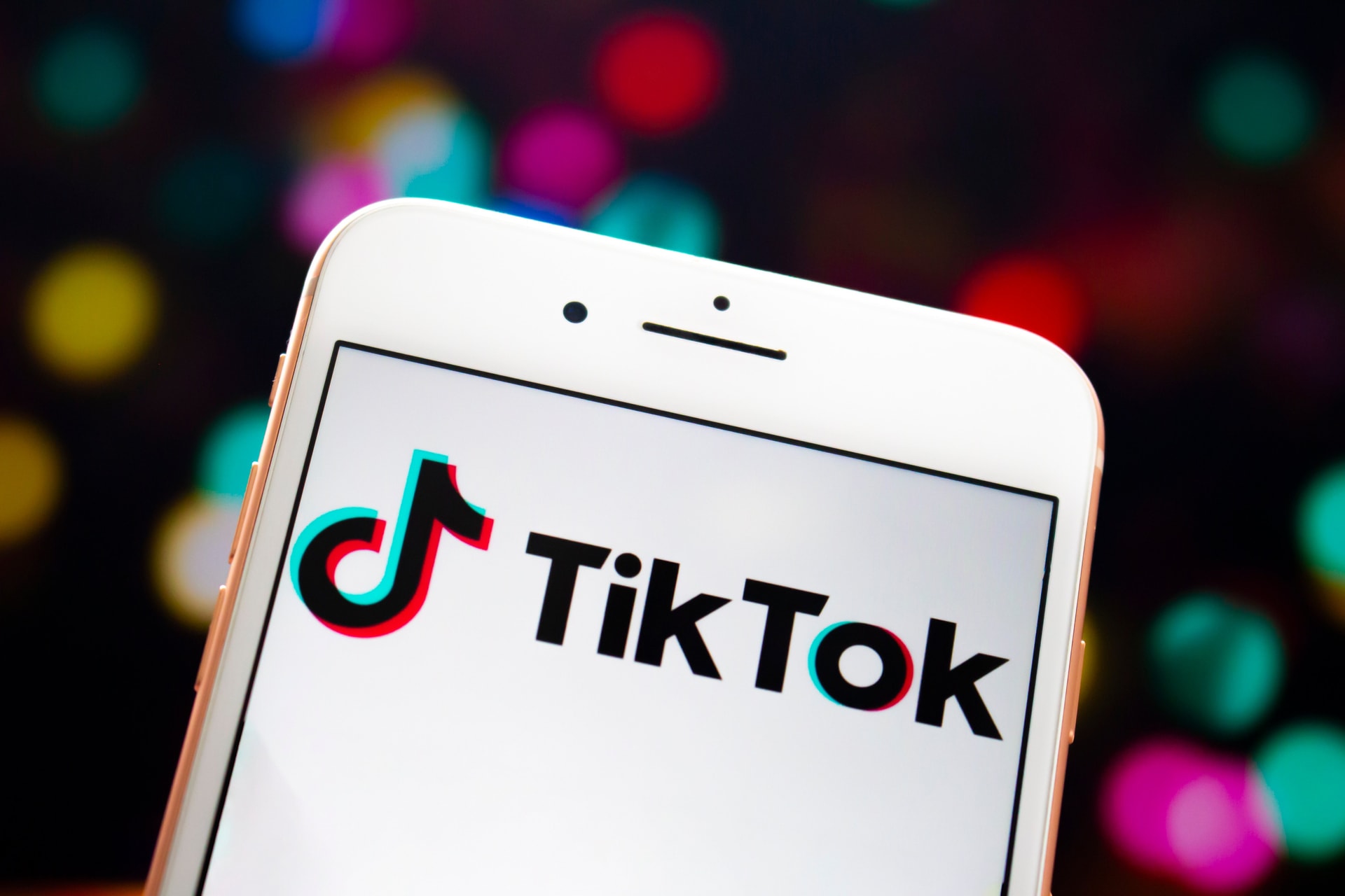 Akár 10 ezer dolláros büntetést is kaphatnak TikTok-használatért Montanában