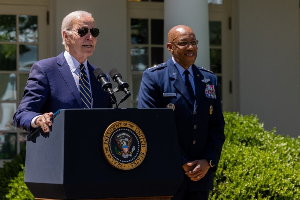 Joe Biden a légierő parancsnokát jelöli az amerikai hadsereg vezérkari főnökének