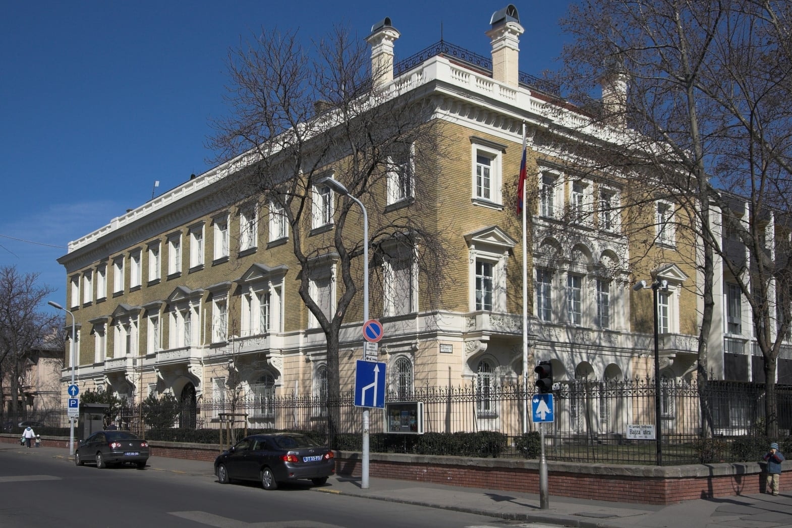 Egy férfi a barátnője vízuma miatt felgyújtással fenyegette a moszkvai magyar nagykövetséget