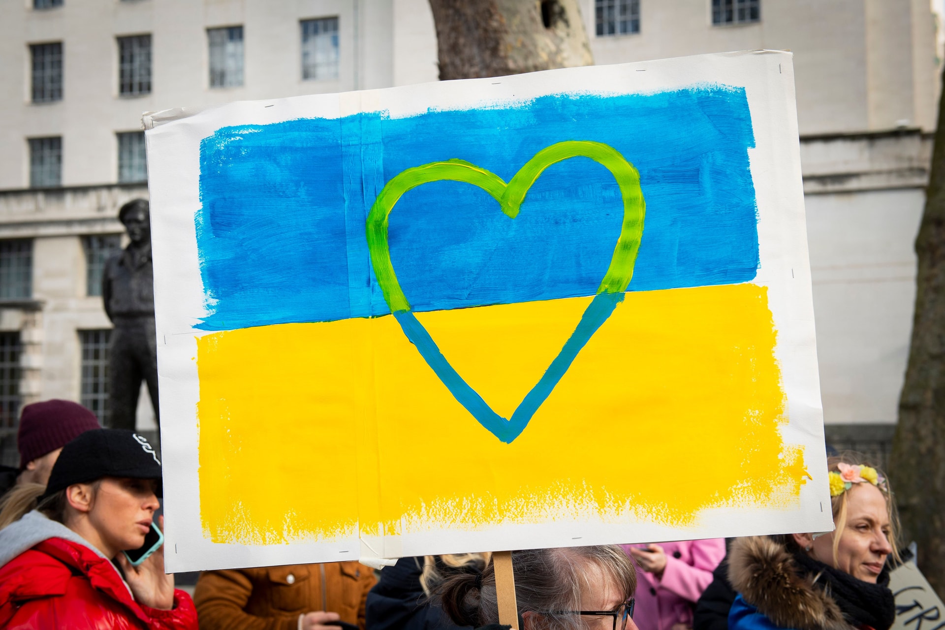 Kína felszólította a nagykövetségeket, hogy távolítsák el az ukránbarát plakátokat az épületekről