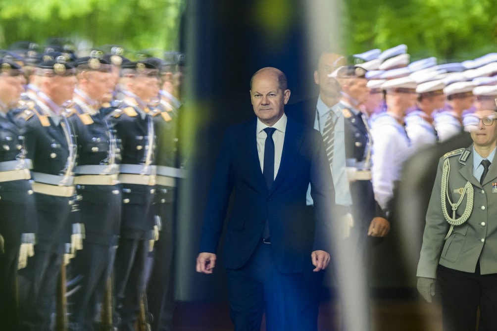 Beférkőzött egy idegen autós a német kancellár konvojába