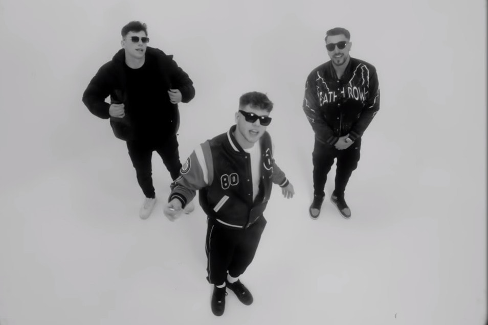 Bírságot kapott a Base FM a TOPSHIT című dal trágár szövege miatt