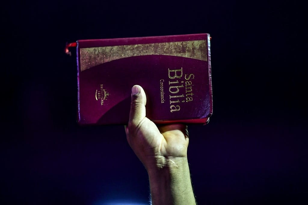 Letartóztattak egy férfit Pakisztánban, mert cipővel csapkodta a Bibliát