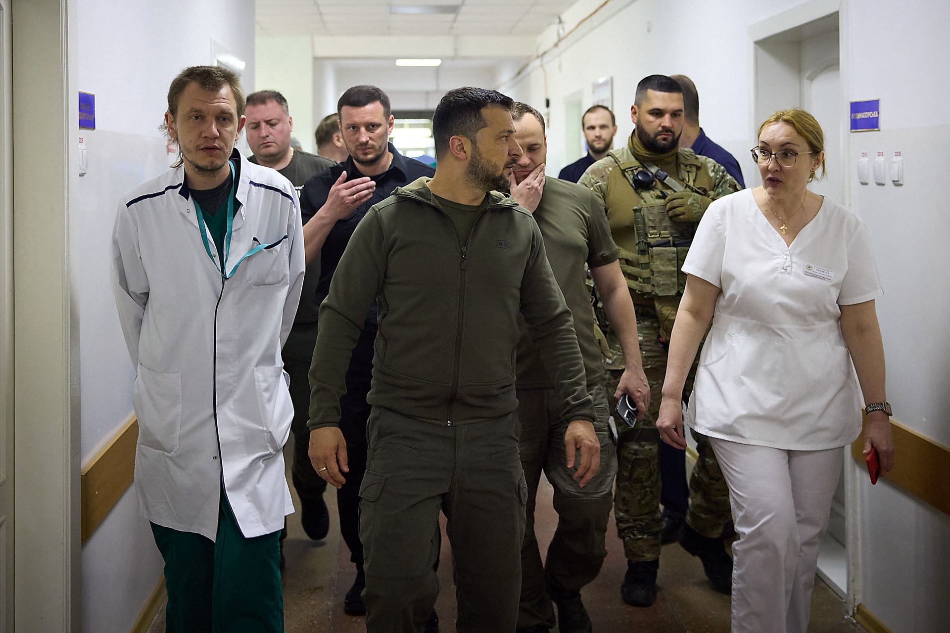 Volodimir Zelenszkij a kahovkai gát lerombolása miatt árvízzel sújtott területre látogatott