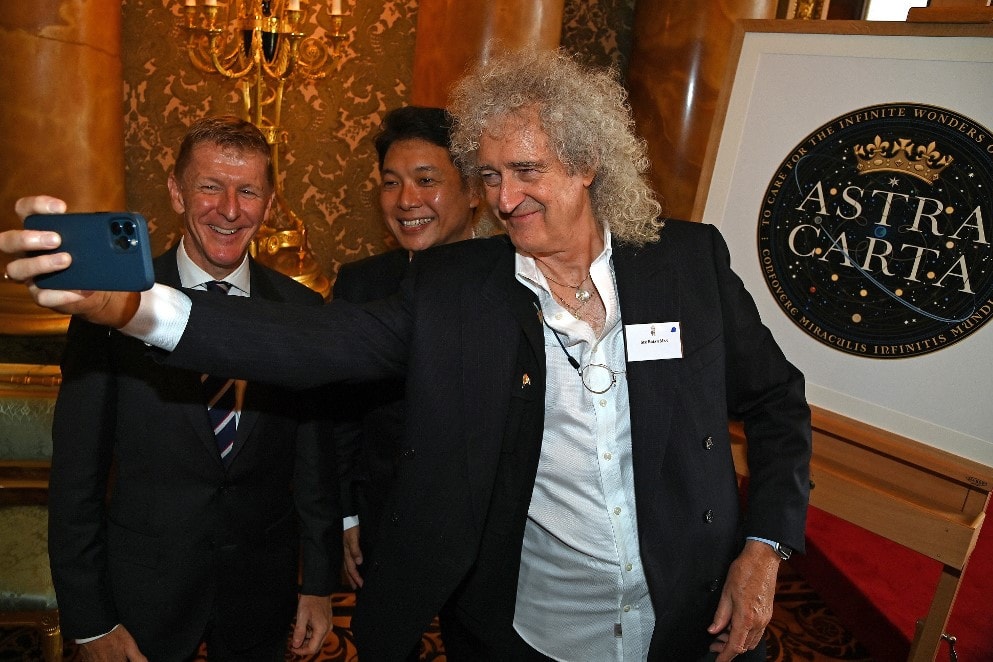 Csillagászati könyvet ad ki Queen gitárosa