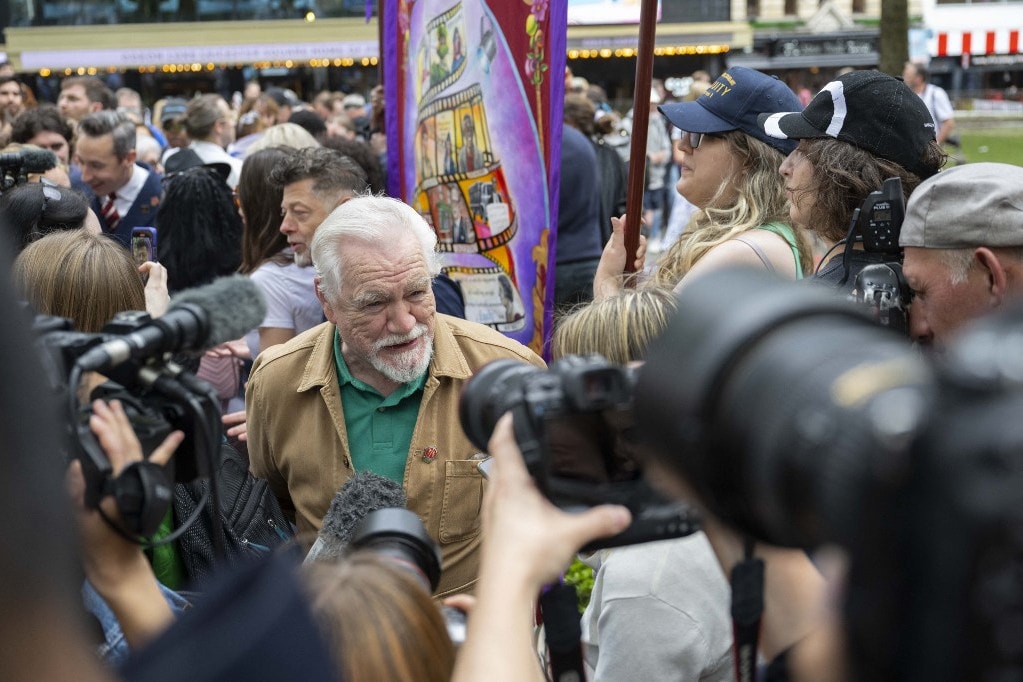 Brit színészek szolidaritási demonstrációval támogatták sztrájkoló amerikai kollégáikat