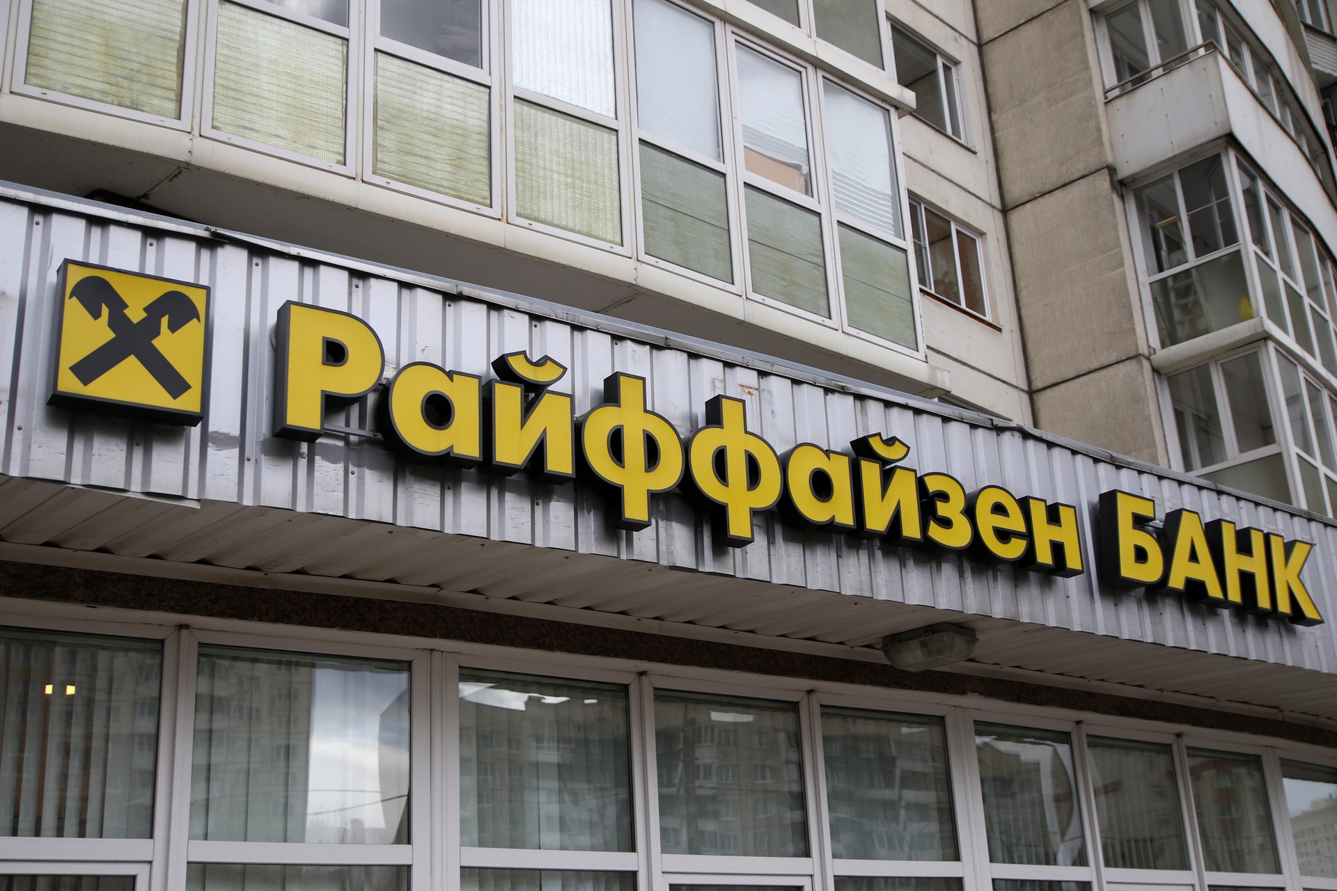 Az osztrák Raiffeisen Bank elhalasztja a kivonulást Oroszországból