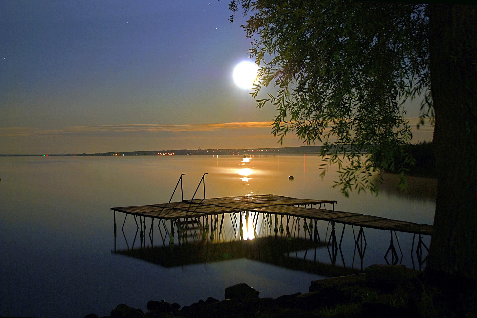 Illegális faházakban zajlik a horgásztatás a Balatonon