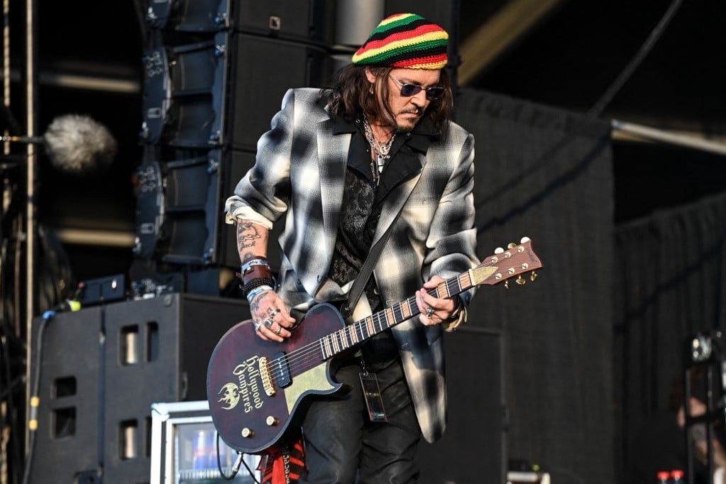 Botra támaszkodva kapták lencsevégre Johnny Deppet