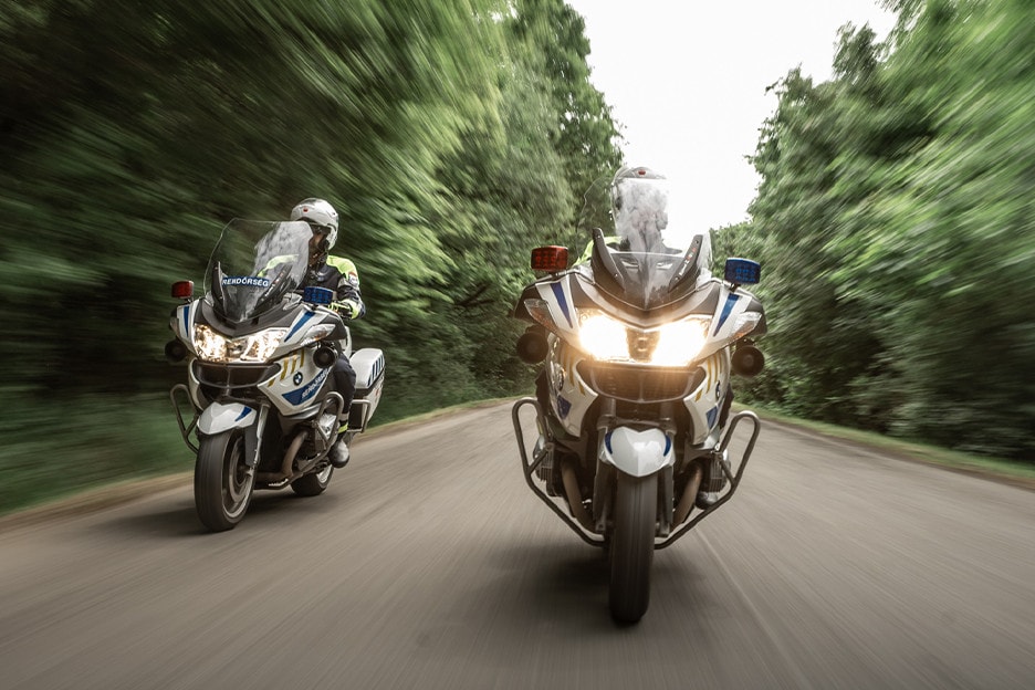 Beletolatott a motoros rendőrbe