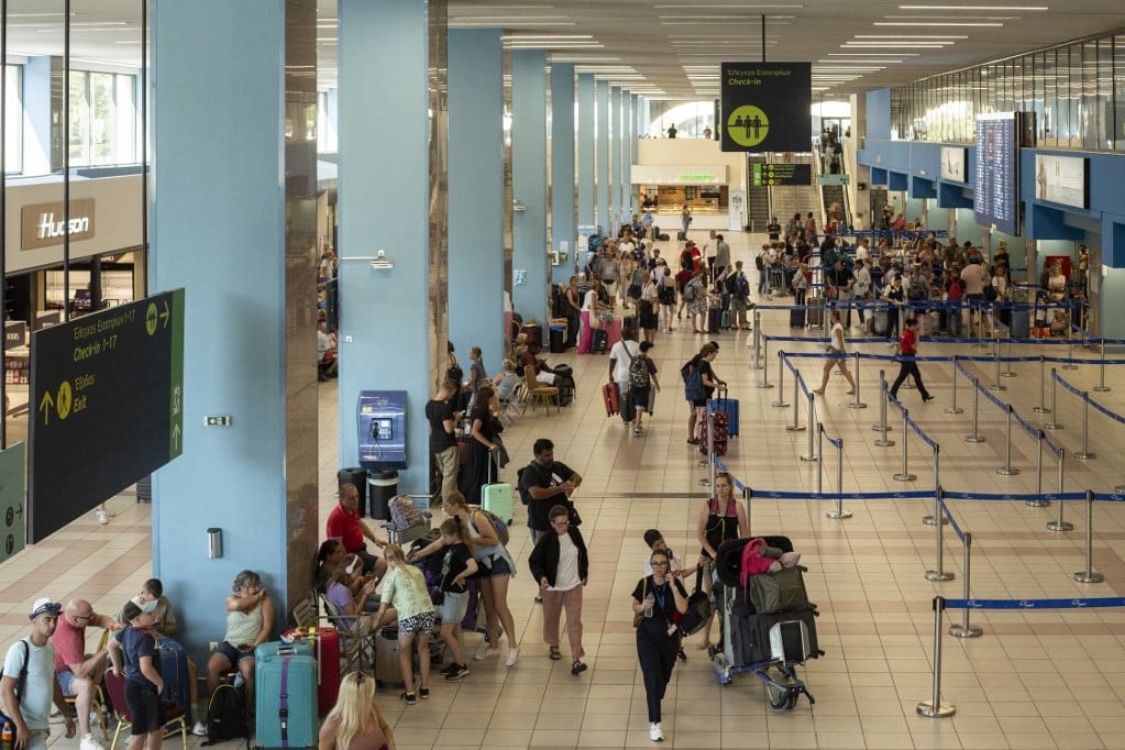 Turisták százai várják, hogy hazarepülhessenek a tűzvész sújtotta Rodoszról