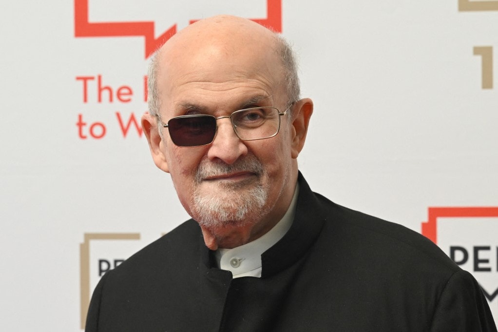 Rushdie könyvet ír az őt ért támadásról