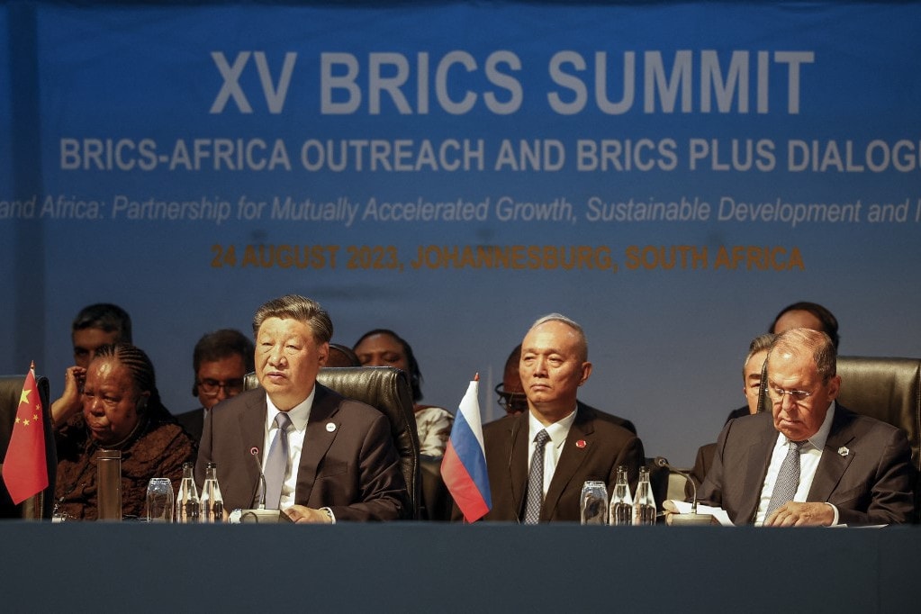 Történelmi pillanatnak nevezte a kínai elnök a BRICS bővítéséről hozott döntést