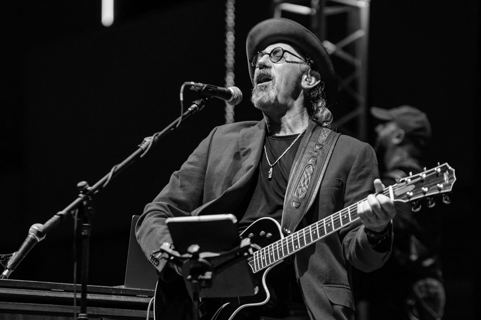 Tragikus hirtelenséggel elhunyt a rock and roll koronázatlan királya