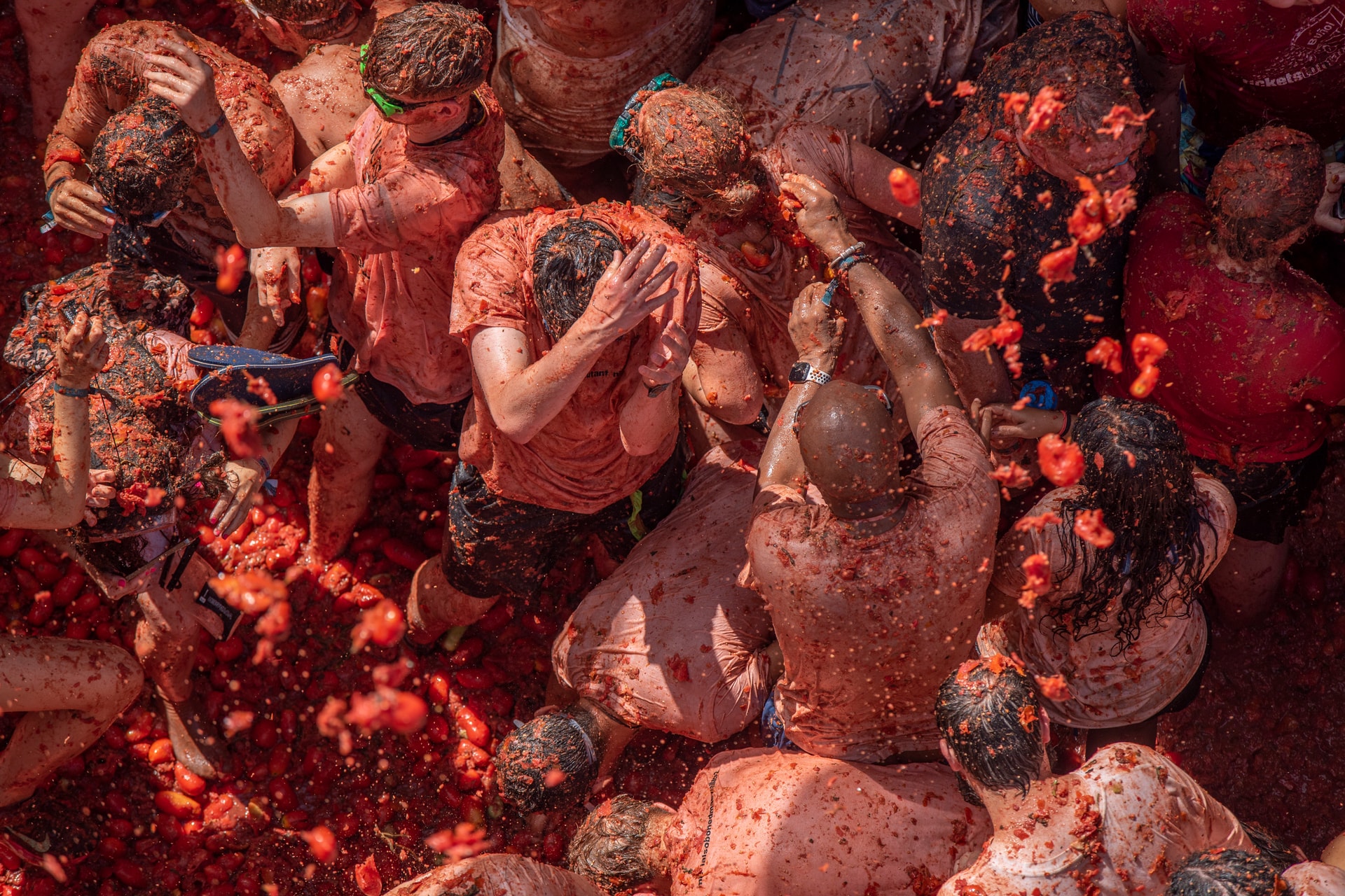 Ma Valenciában mindenkit beterít a paradicsom, indul a La Tomatina!