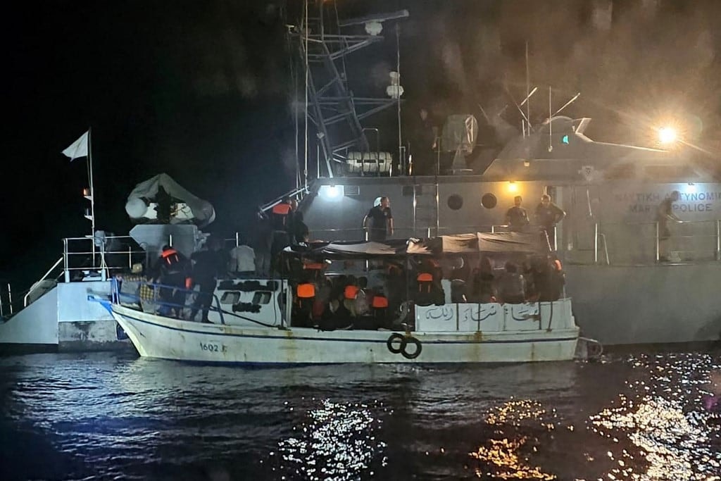 Hatvan migránst mentettek meg egy hajóról a ciprusi hatóságok