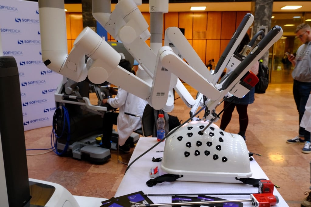 Robotsebészeti műtőasztalt használnak Pécsen