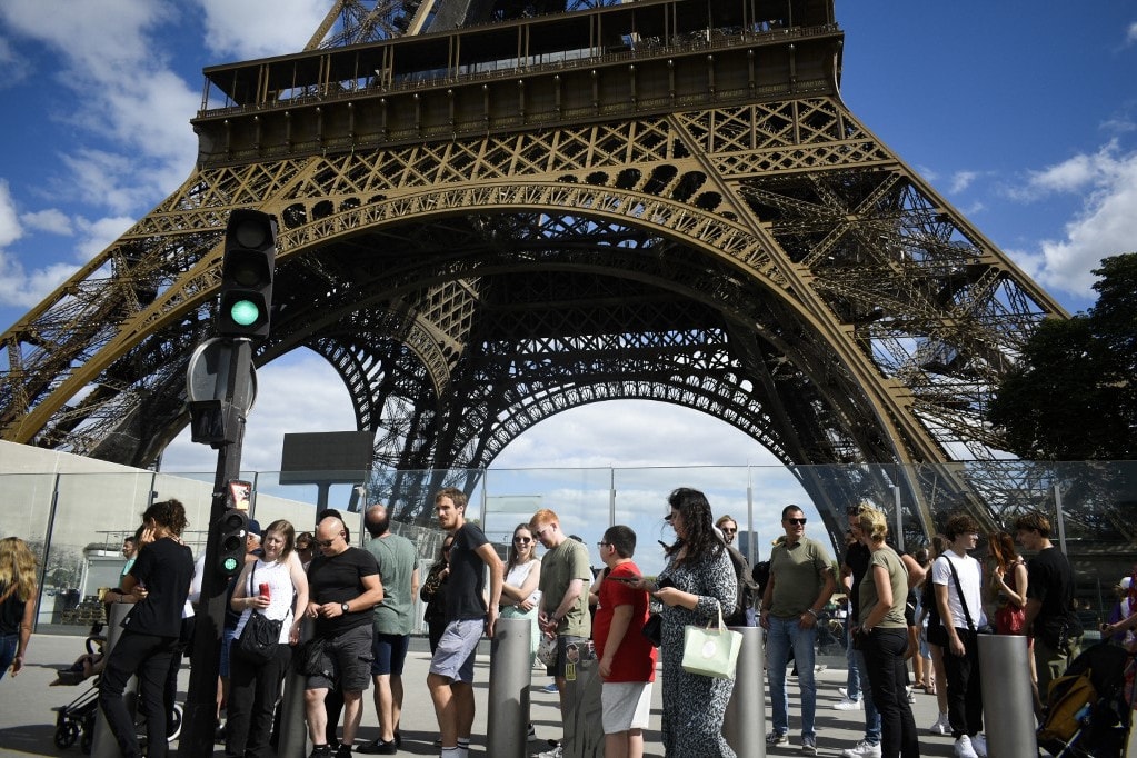 Az Eiffel-tornyon töltött egy éjszakát két ittas amerikai turista
