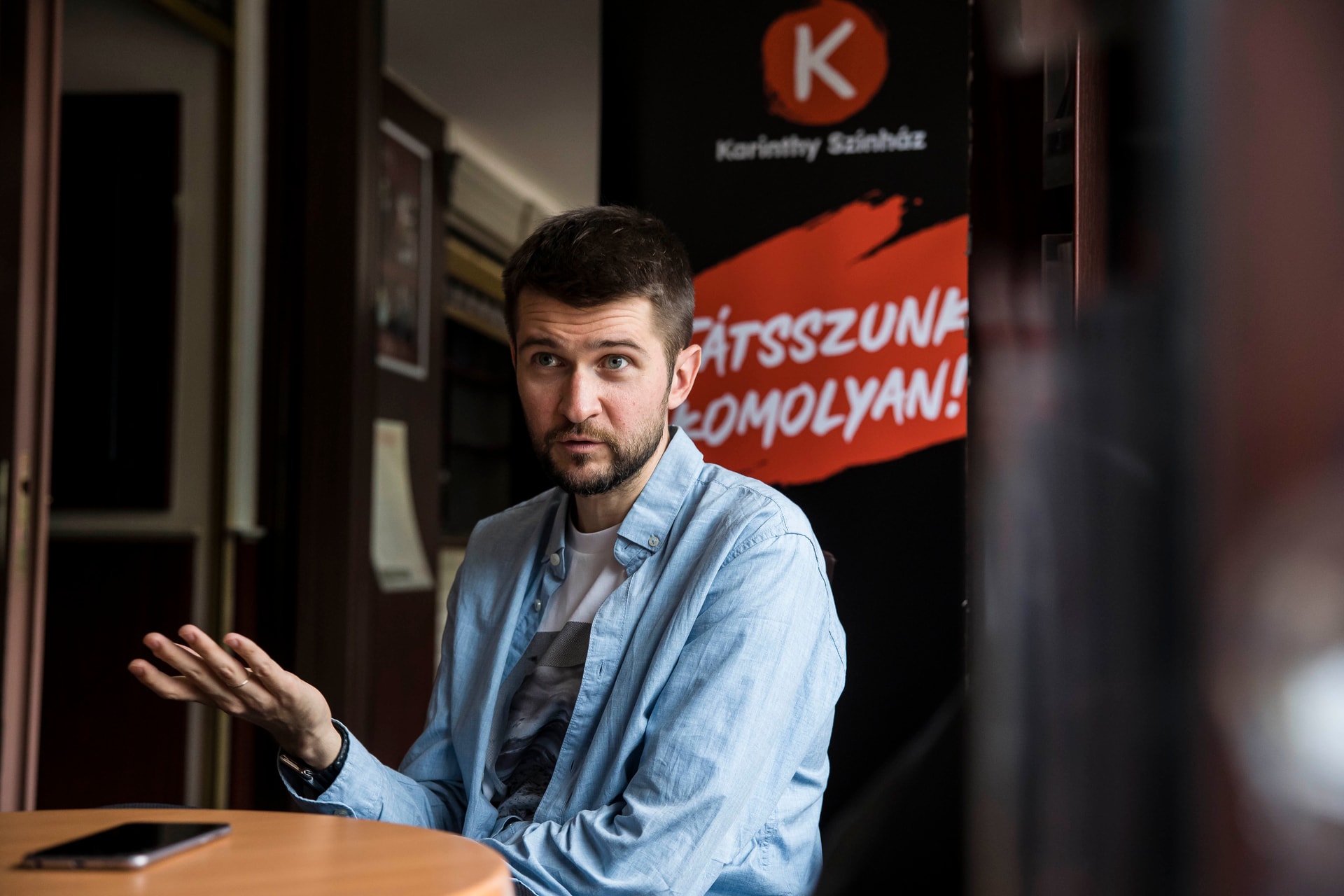 Egy pici szobában helyeztem el egy földgömbnyi embert