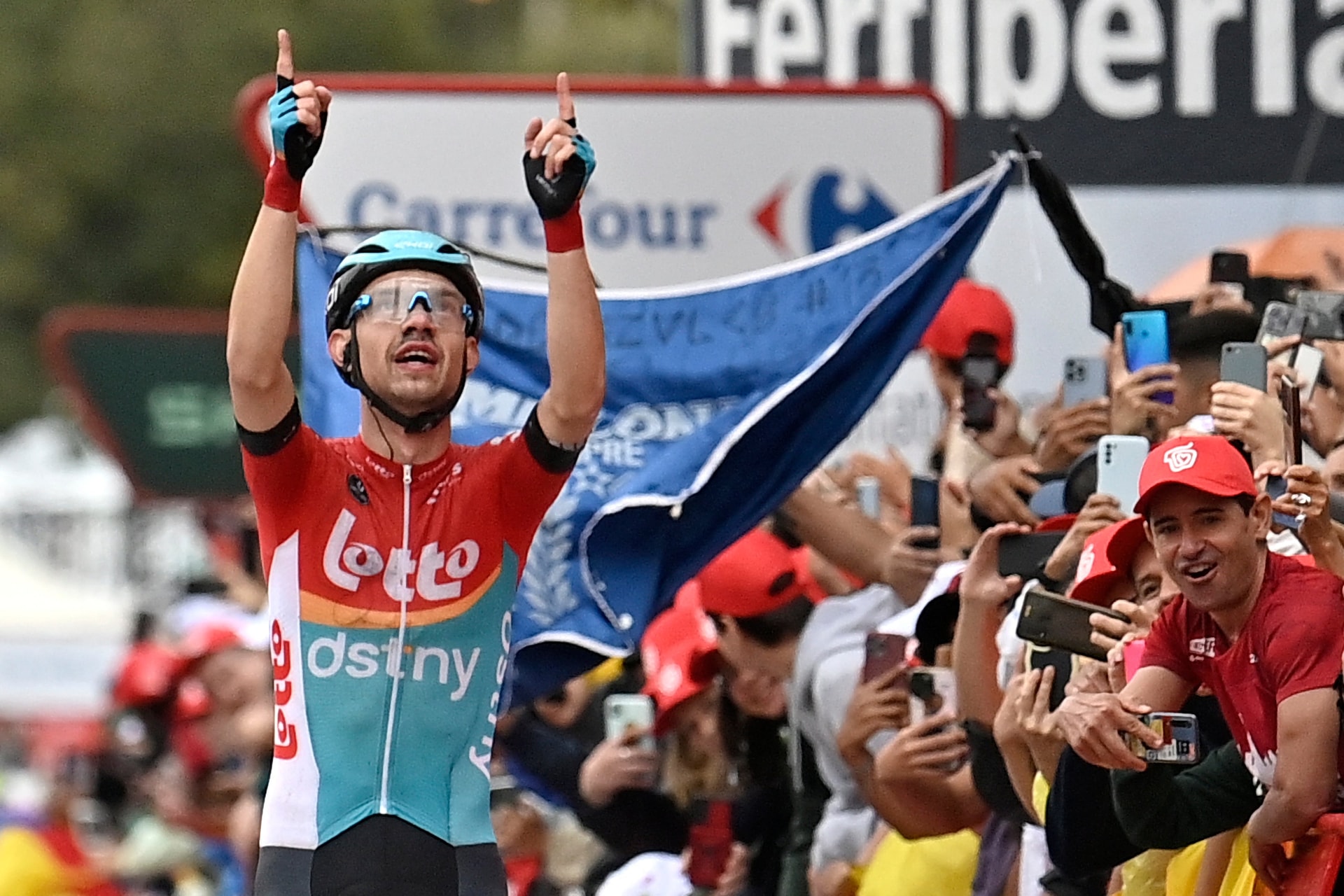 Vuelta a Espana: Kron szakaszsikerrel emlékezett Tijl De Deckerre