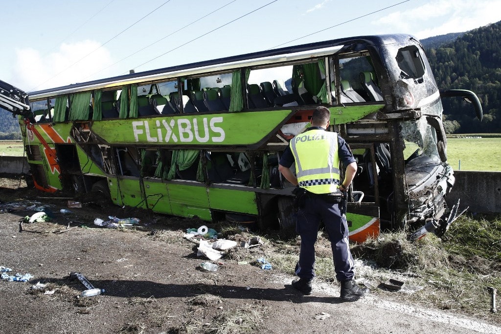 Sokan megsérültek Ausztriában egy buszbalesetben, halálos áldozat is van