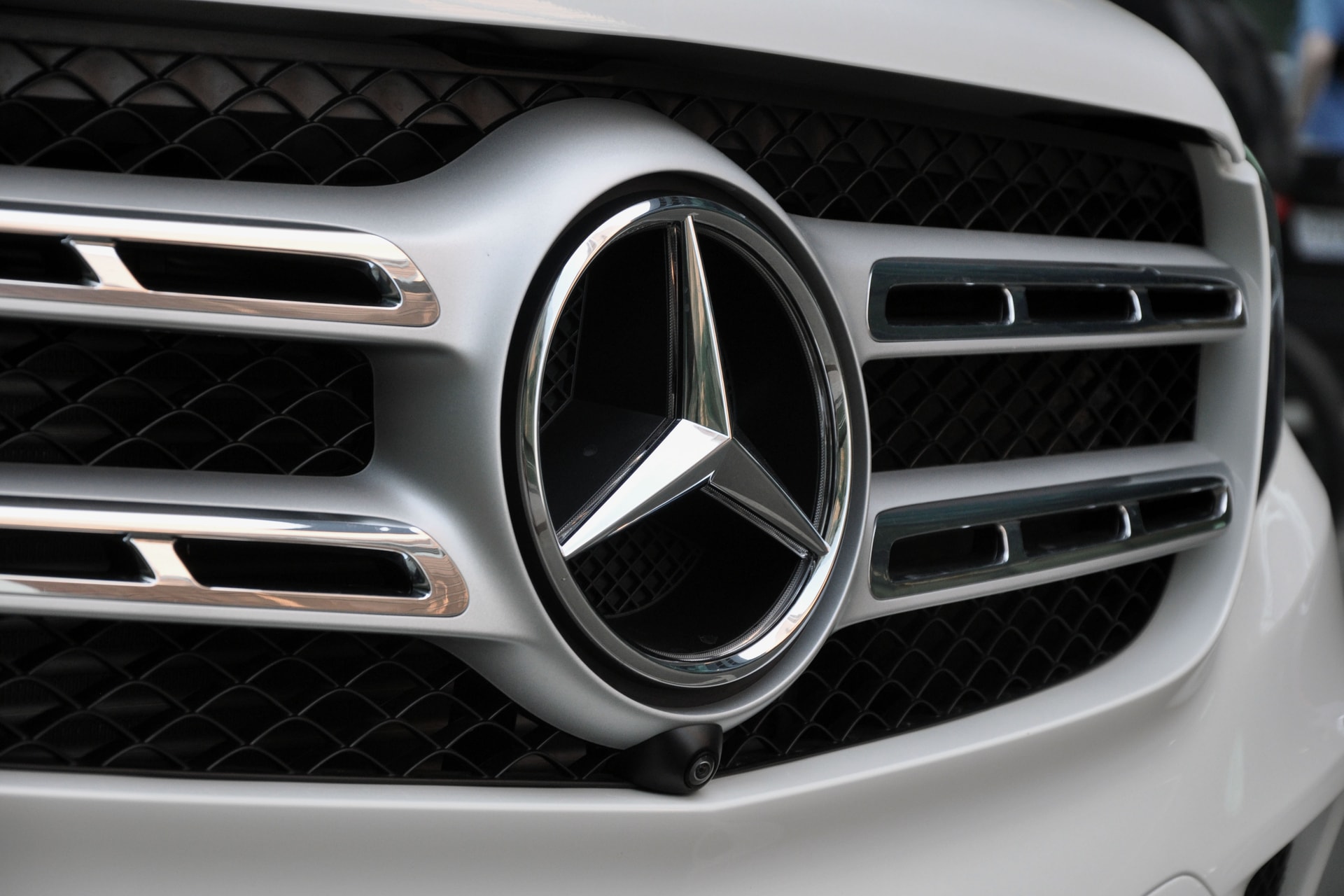 Beült a részeg sofőr a Mercedesbe, másodperceken belül halálra gázolt egy fiút a zebrán, majd végigrángatta a testét az utcán