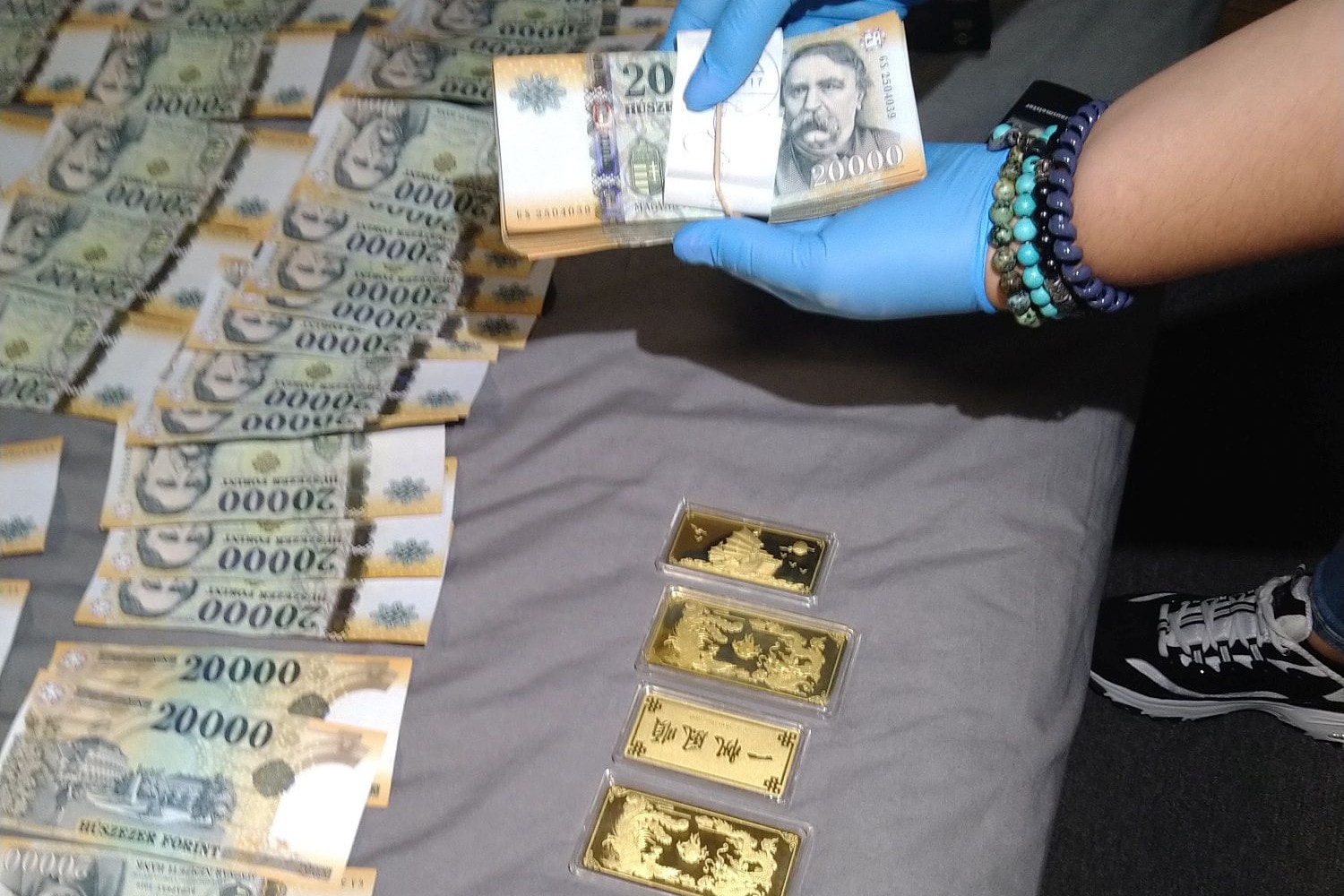 Cigaretta, drog és arany – jó fogása volt a rendőrségnek + VIDEÓ