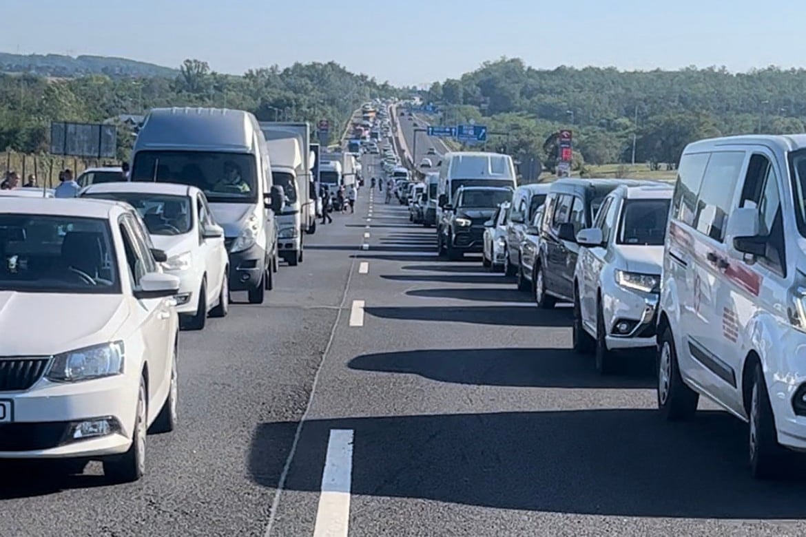 Kisbusz sodródott az árokba az M3-as autópályán + VIDEÓ
