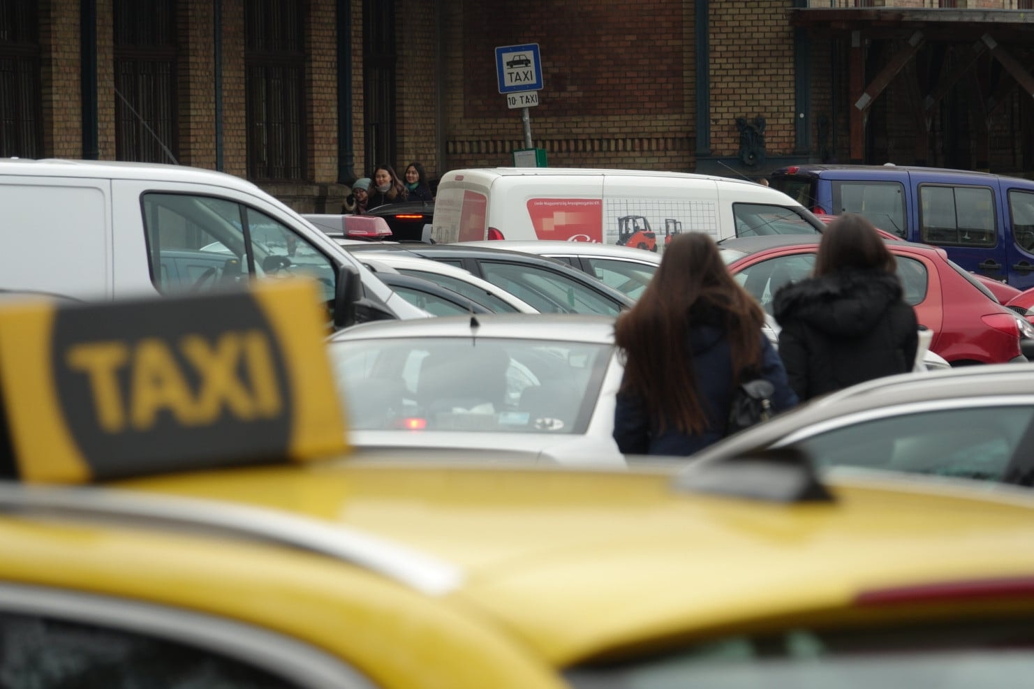 Vádat emeltek egy taxisofőr ellen