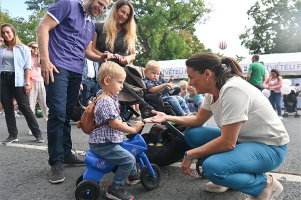 Novák Katalin indította el a városligeti kismotoros felvonulást