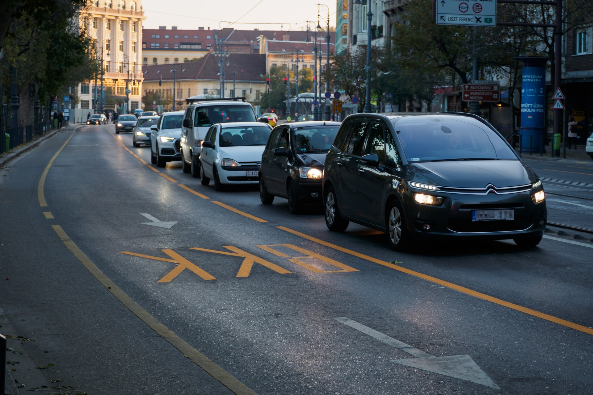 Huszonnyolc bírságot szabtak ki a budapesti rendőrök buszsáv használata miatt