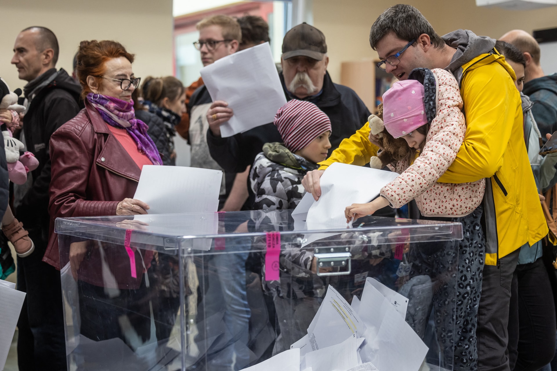 Hollandiában megkezdődtek a parlamenti választások
