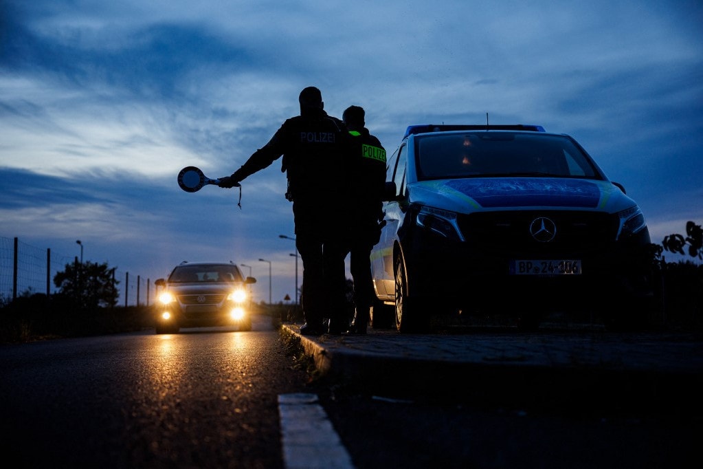 Áttört a rendőrségi ellenőrző pontokon egy embercsempész
