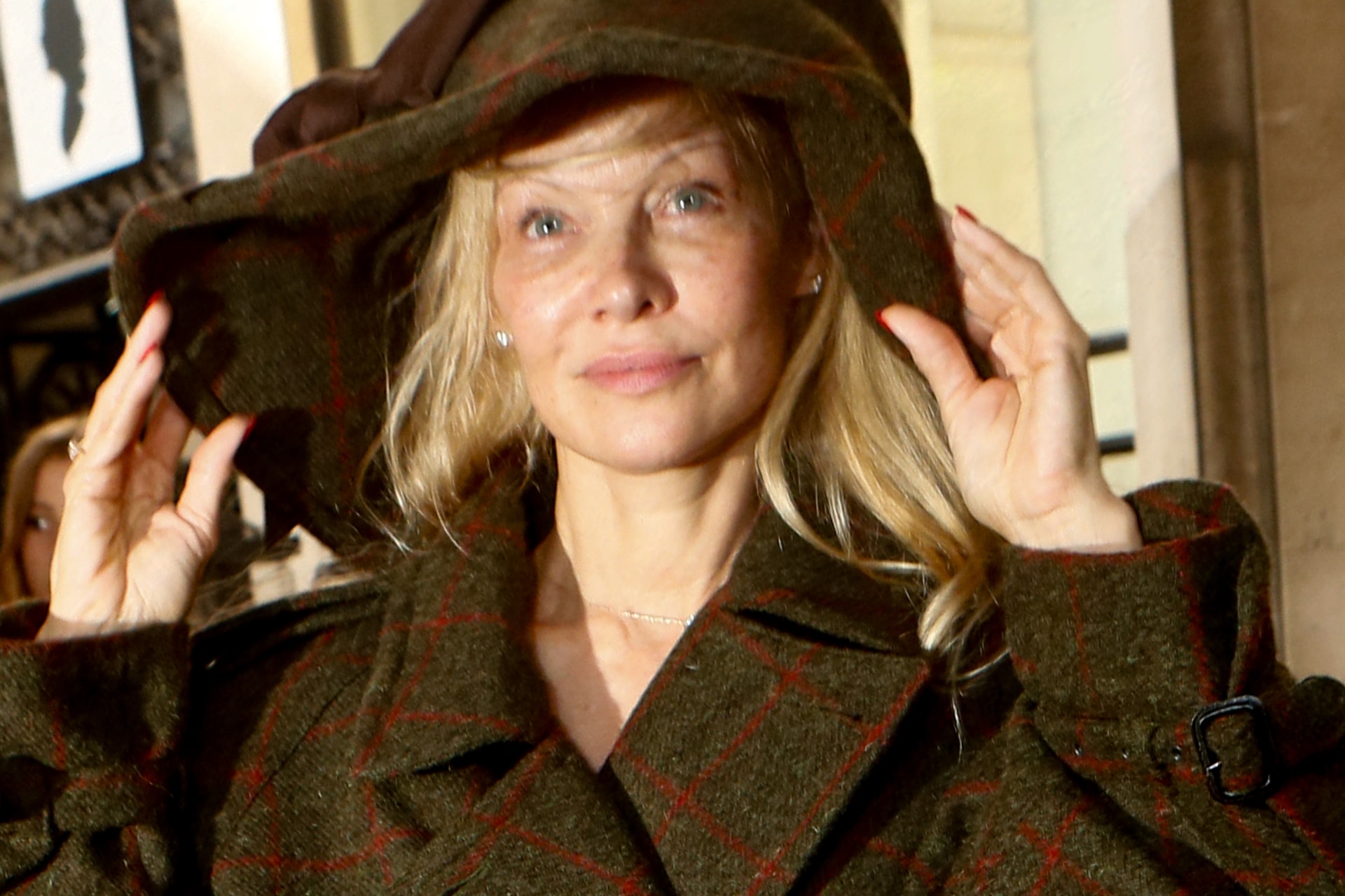 Pamela Anderson smink nélkül jelent meg a Párizsi divathét bemutatóin