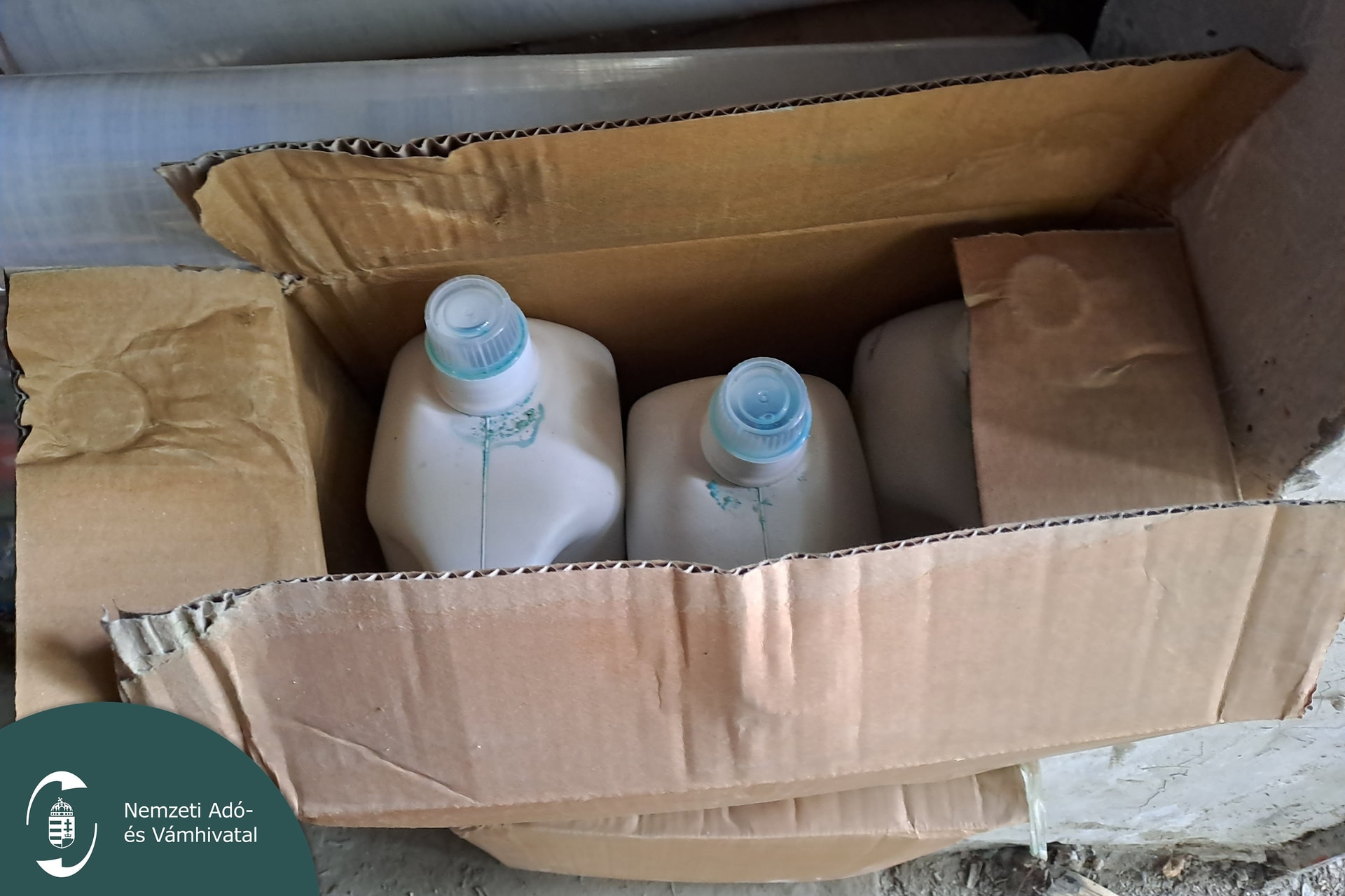 Csaknem 1700 liter hamis mosószert találtak egy furgonban