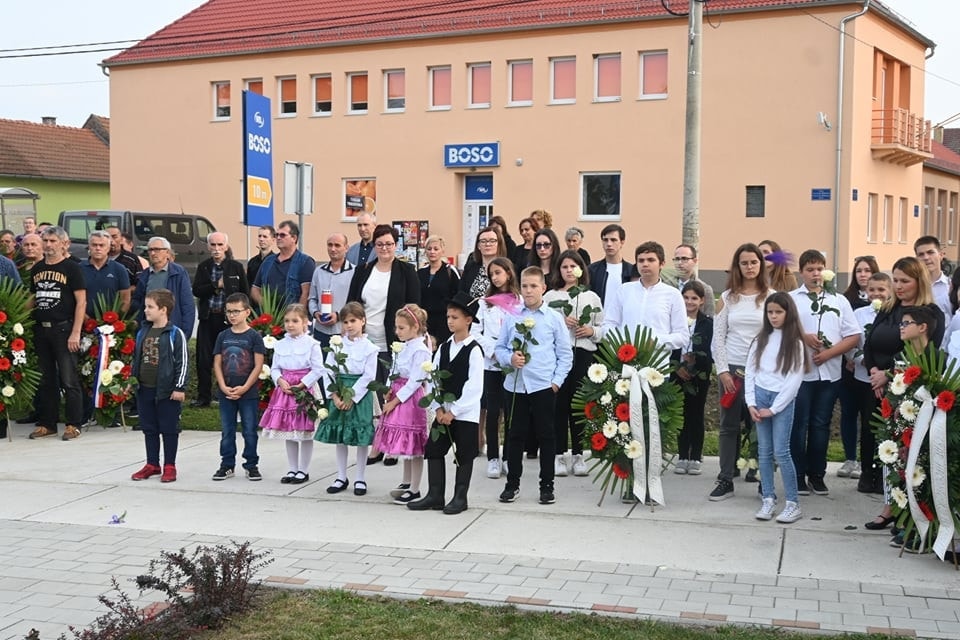 Jelentős ösztöndíjat kapnak a magyar iskolát választók